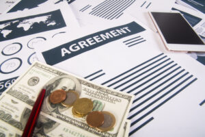 Feliz-empresario-celebra-recibir-buenas-noticias-negocios  