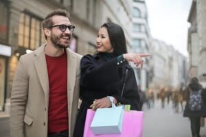 pareja adulta decidiendo donde comprar
