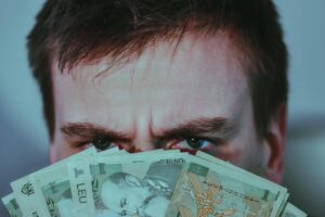 Persona observando su dinero
