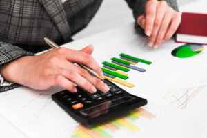 empresaria calculando el coste de oportunidad