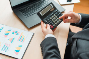 empresario calculando el coste de oportunidad