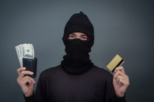 estafador de yap falso sosteniendo dinero en efectivo y tarjeta de credito