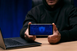 programados sosteniendo celular con ciberseguridad para evitar las estafas por yape falso